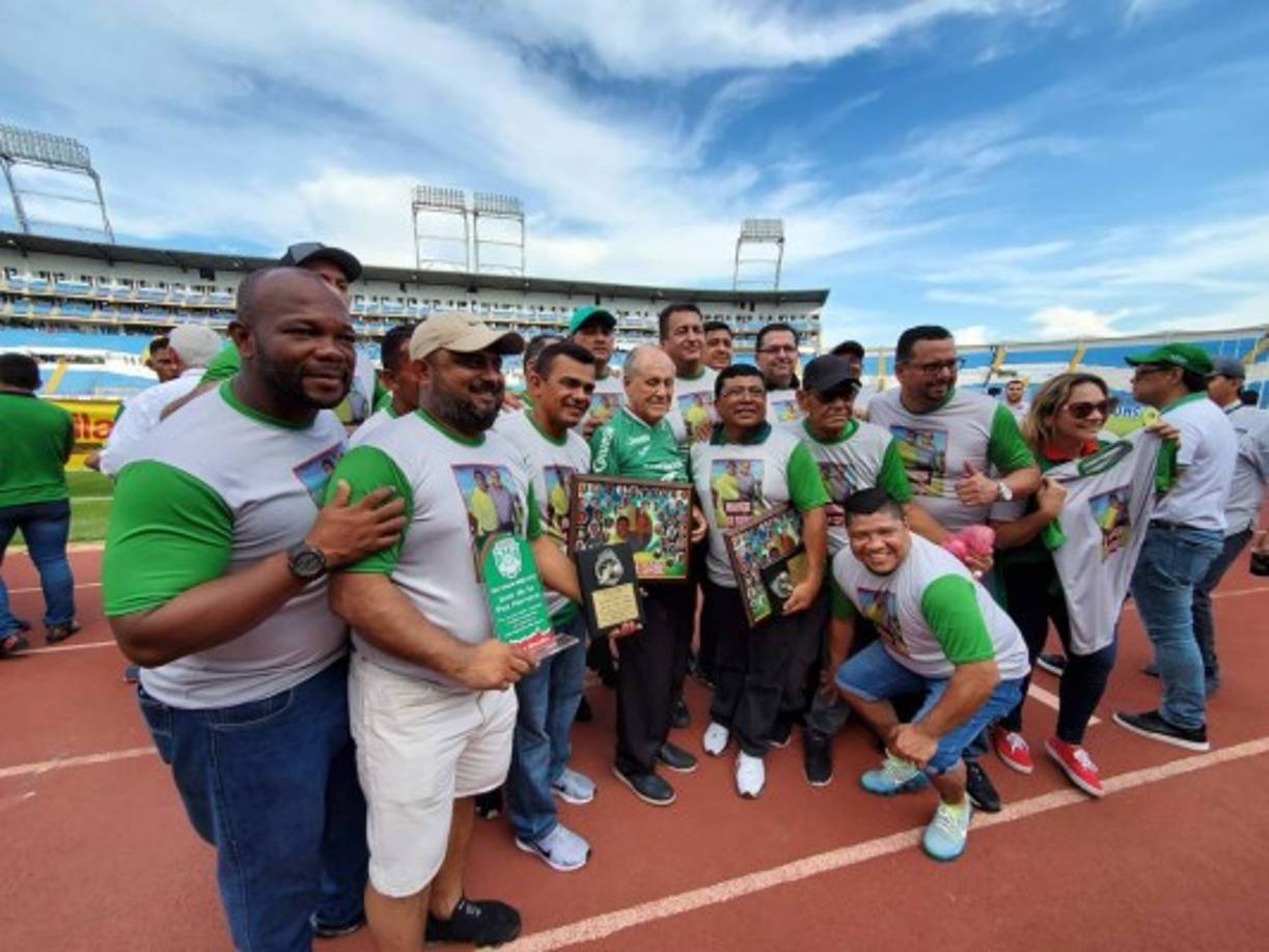 Chelato Uclés se mostró emocionado hasta las lágrimas por el bonito gesto del Marathón.