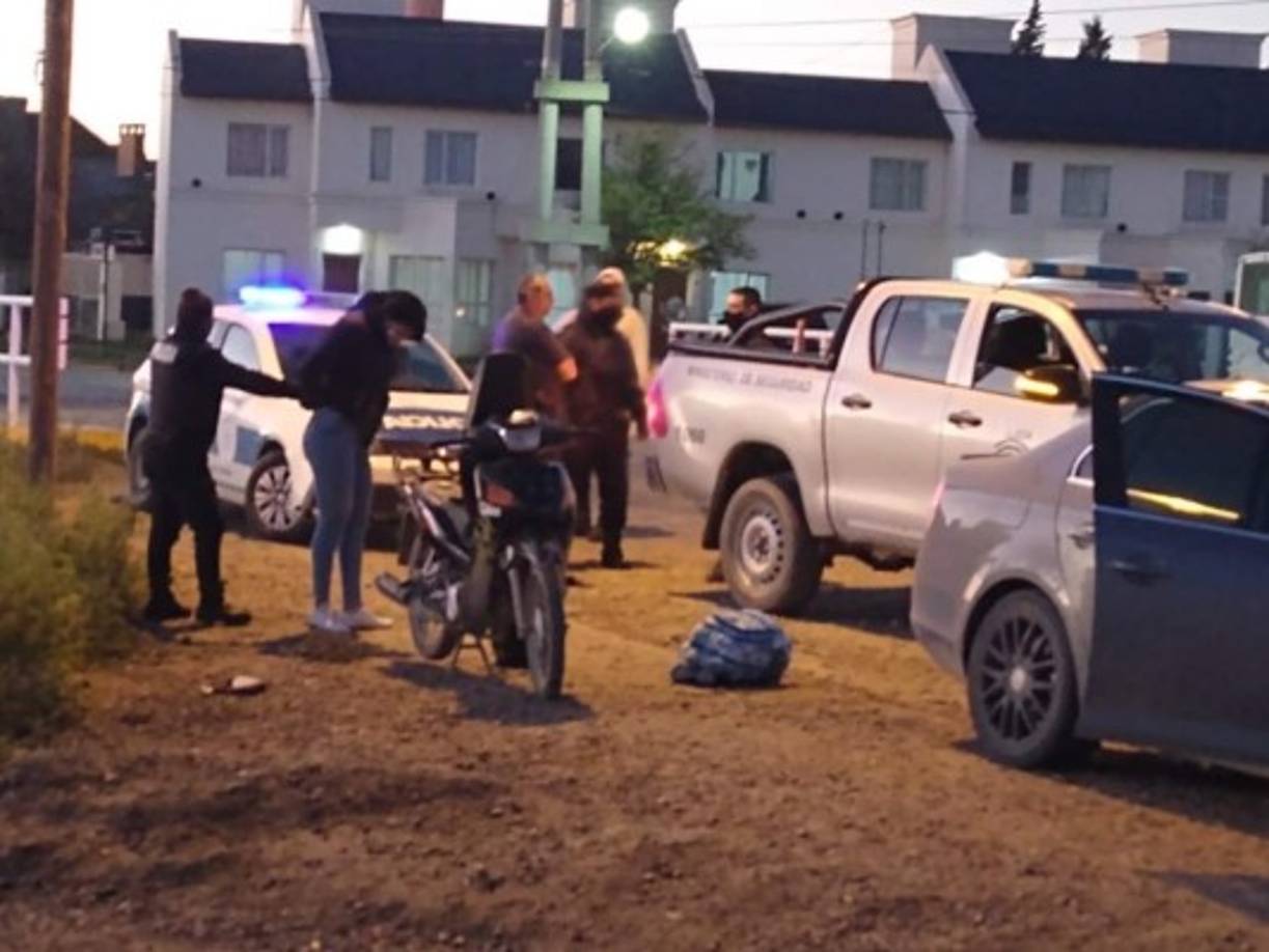 Cuando la mujer arribó al lugar, fue detenida por la Policía.Del lugar se secuestró la motocicleta Honda Wave y su celular Motorola, que será peritado.