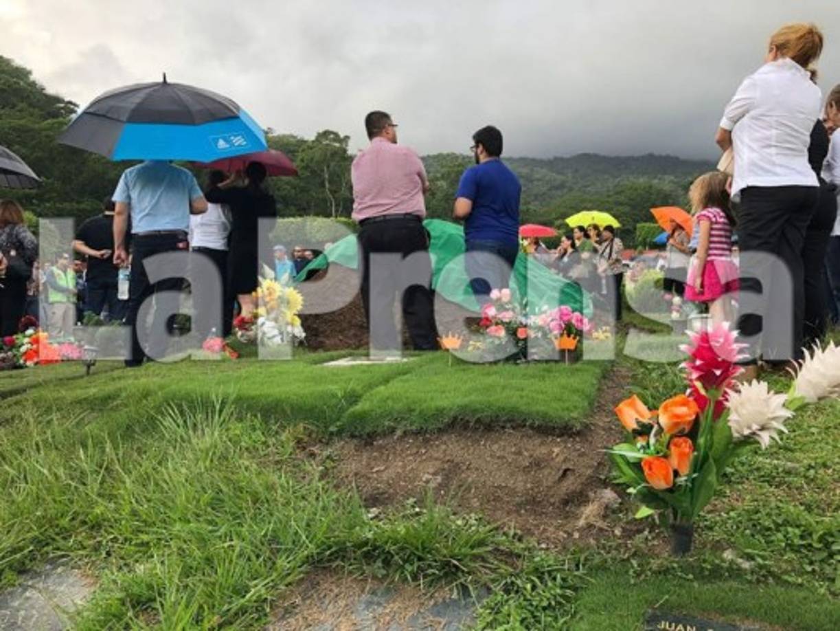 Hace 11 años, en 2007, sufrió un atentado al salir de su bufete legal luego de sostener una reunión para concer las acciones irregulares suscitadas en un partido de la Liga Nacional de Honduras entre el Olimpia y el Olanchano.