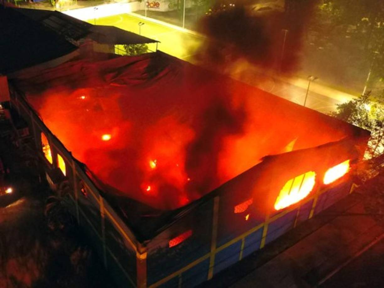 El incendio incrementó la calor en la zona.