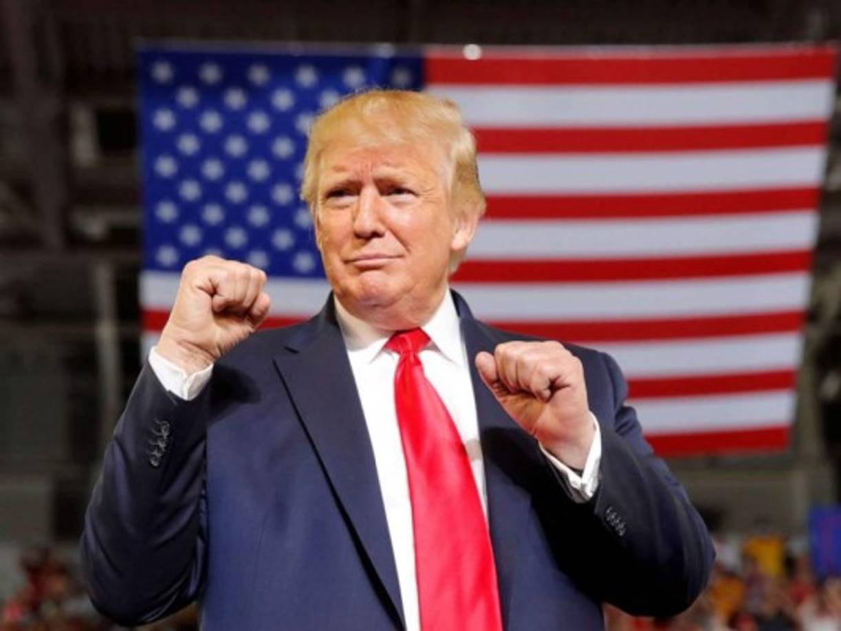 Donald Trump: Nostradamus anticipó en el siglo XVI la victoria del republicano en las elecciones presidenciales de 2016 en EUA. Investigadores explican que que en la cuarteta 81 de la Centuria III de su libro Las Profecías, se menciona a “el gran aullador sinvergüenza y audaz”, dato que representaría la personalidad de Trump. El libro también revela la línea que lee 'él será elegido como gobernador del ejército'. Para los investigadores, esto se refiere a que Trump se convertiría en el Comandante en jefe de las Fuerzas Armadas de los Estados Unidos.