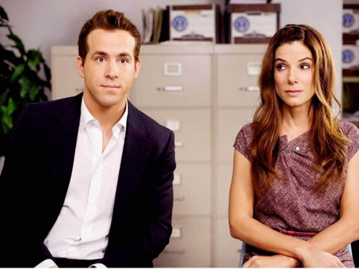 3. La propuesta (2009): La favorita Sandra Bullock (Margaret) y Ryan Reynolds (Andrew) pasan miles de aprietos fingiendo que son pareja -para evitar que uno de ellos sea deportado- solo para terminar en un enredo amoroso.
