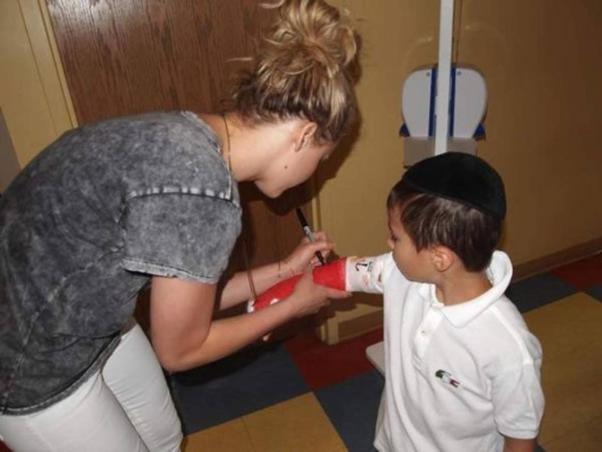 La cuenta oficial de Facebook el hospital compartió imágenes de la actriz con los pacientes, donde se ve cómo abraza a varios de ellos.