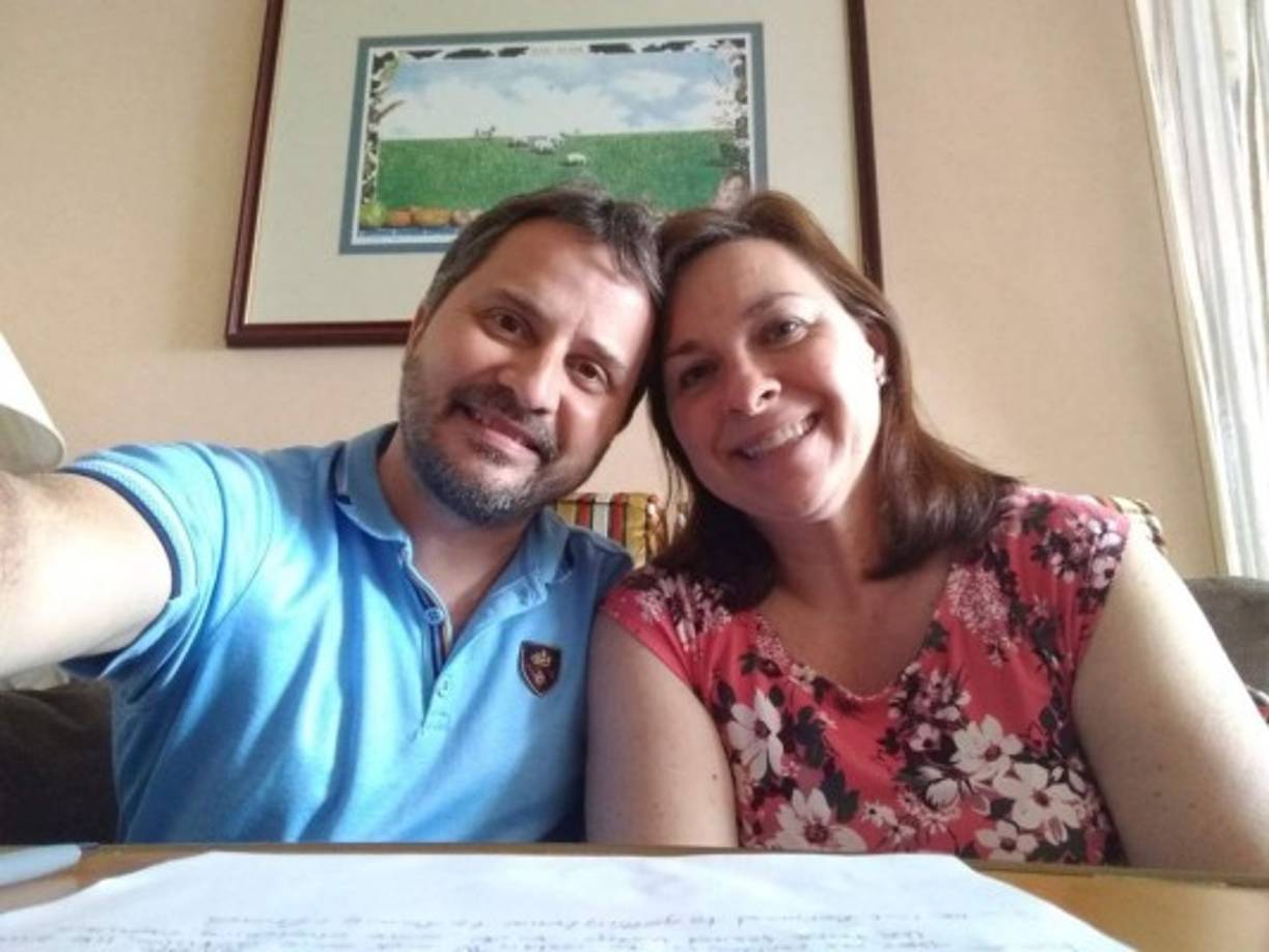 Los pasajeros entre los que se encuentran Juan y Laura Gabaroni piden a las autoridades estadounidenses que permitan el desembarco de los cruceros en Florida, advirtiendo que varios pasajeros se encuentran muy débiles tras infectarse del coronavirus.
