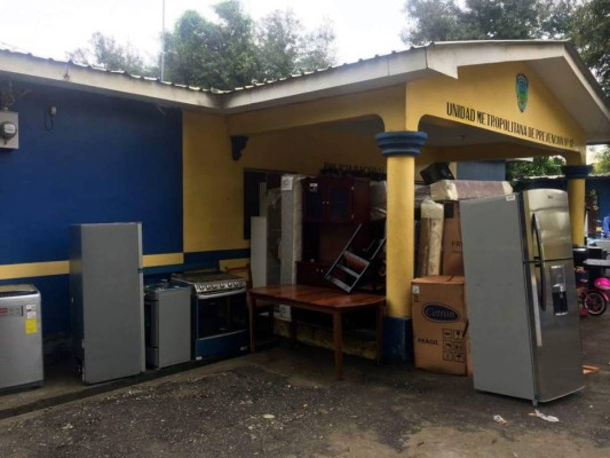 En la ciudad de Villanueva (Norte), agentes de la policía lograron recuperar refrigeradoras, televisores, camas, juegos de sala, entre otras cosas, que fueron saqueadas de los grandes almacenes durante los disturbios causados por manifestantes de la oposición y terceras personas.