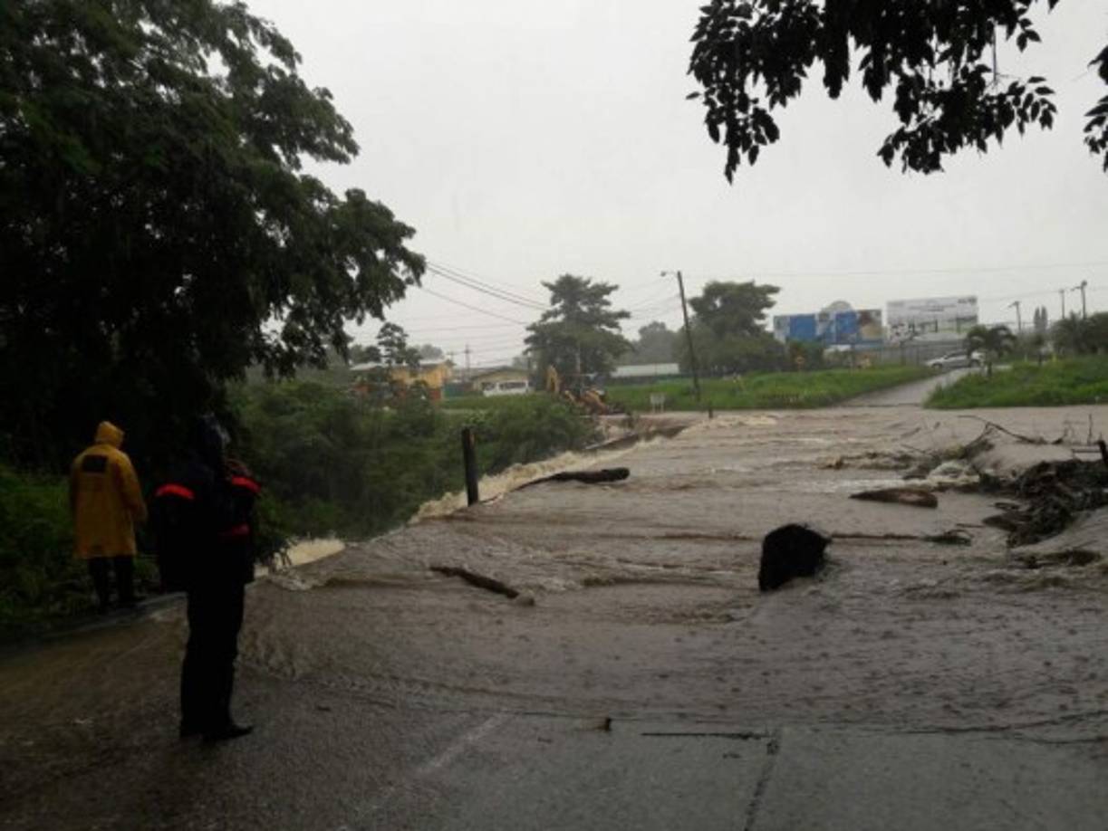 Varias planchas en la ciudad de San Pedro Sula fueron afectadas por la credida del agua.