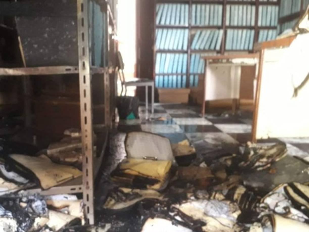 Después de desalojar a los manifestantes, los policías seguían lanzando bombas para evitar que los protestantes se reagruparan.