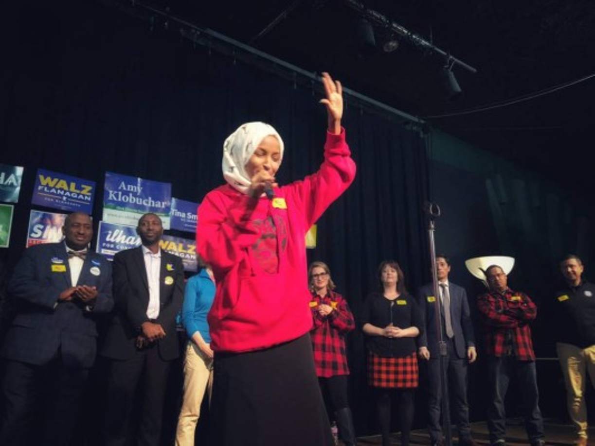 Ilhan Omar, de 36 años, que ganó fácilmente en una circunscripción demócrata de Minnesota, llegó durante su adolescencia a Minneapolis, una gran ciudad de este estado del norte del país. Ya fue representante en la asamblea local.