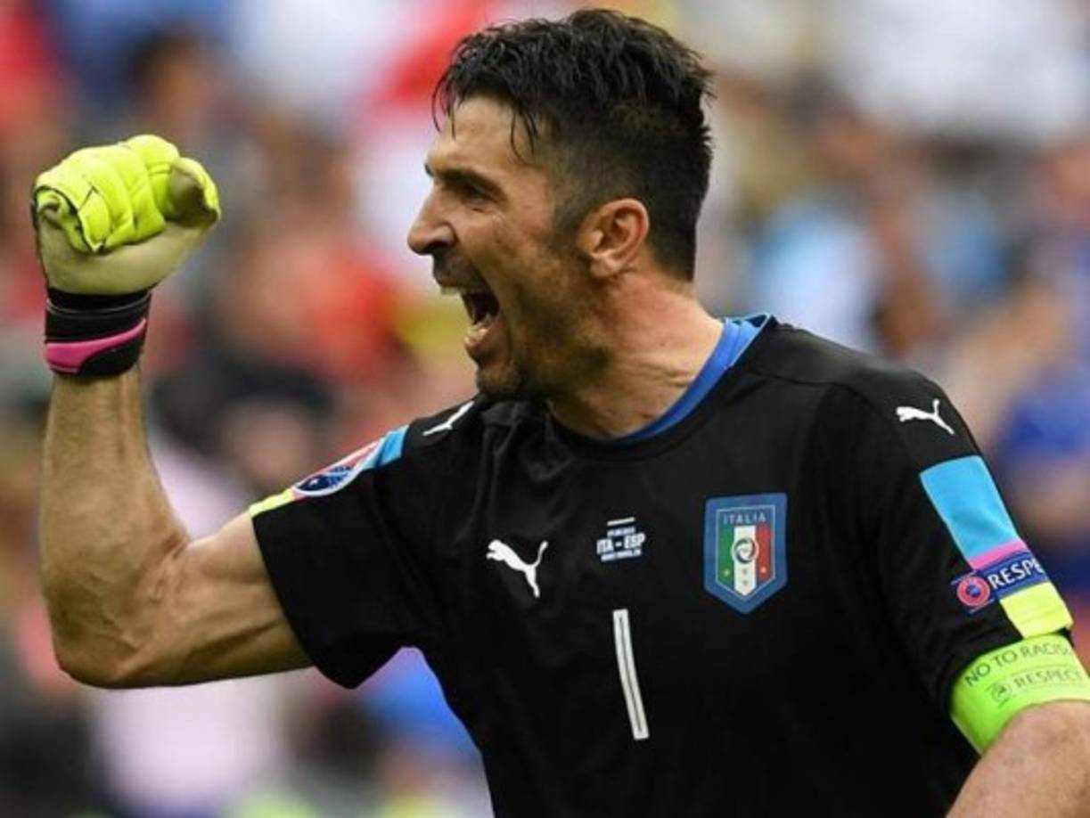 23. Gianluigi Buffon<br/><br/><br/>El veterano italiano Gianluigi Buffon, del Juventus de Turín es el tercer portero incluido en la lista de nominados al Balón de Oro 2017. El italianos ha cosechado muchos éxitos con la Juve, sin embargo se la negado lavantar la orejona de la Champions.