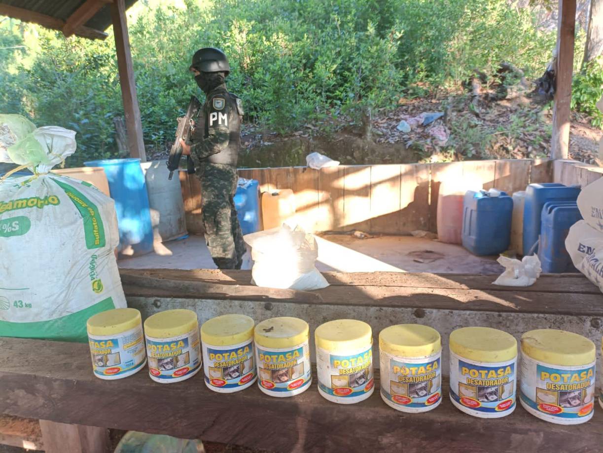 También decomisaron combustible, insumos químicos para la elaboración de pasta de coca, dos picadoras de coca y 6 balanzas.
