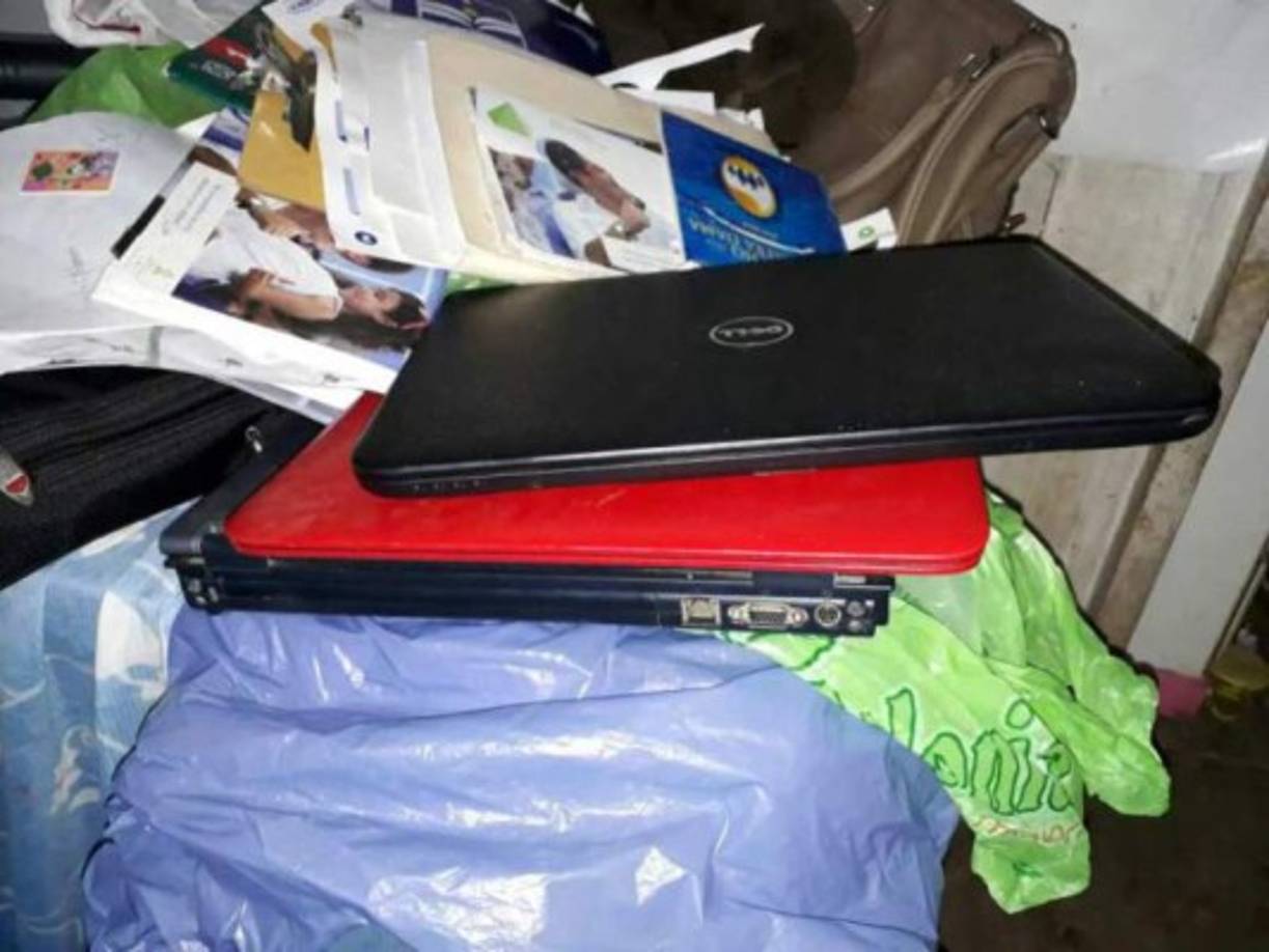 Dinero falso, droga, teléfonos móviles y computadoras fueron decomisados en la mañana de este miércoles en la colonia Jerusalén de Tegucigalpa. La Policía Militar ejecutó varios allanamientos desde las 6:00 am. En la vivienda encontraron 69 mil lempiras en billetes de 500 y se confirmó que los mismos son falsos. El dinero estaba escondido en caletas.