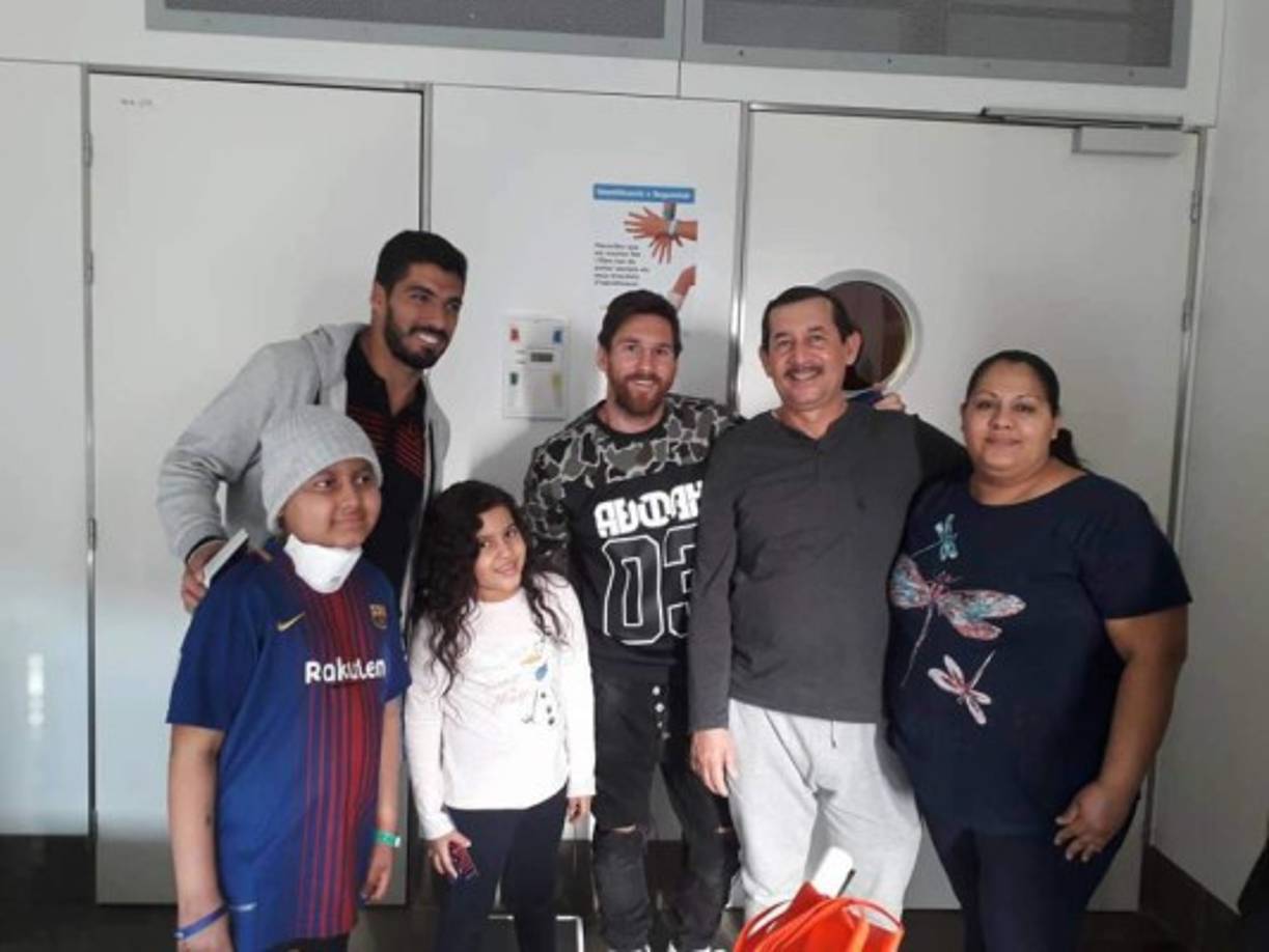 Messi y Suárez posaron para la foto con la familia de Gustavo.
