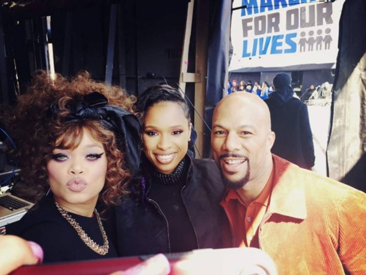 Los cantantes Andra Day, Jennifer Hudson y Common compartieron un momento tras escenario antes de interpretar para los protestantes.<br/>