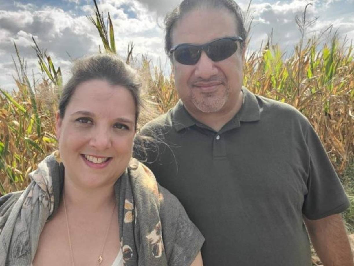 Lydia y Lawrence estuvieron casados durante 21 años. Millones de estadounidenses han optado por no vacunarse, pese a que la vacuna es gratis. Algunos creen en noticias falsas que indican que las dosis tienen efectos secundarios o que los matarán.