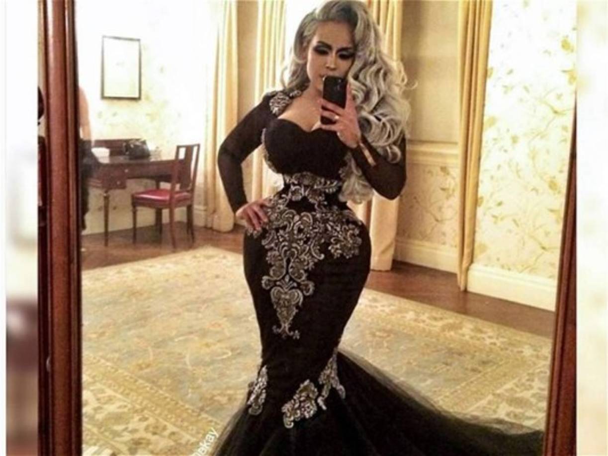 Kelly Dekay se siente orgullosa de su cintura.