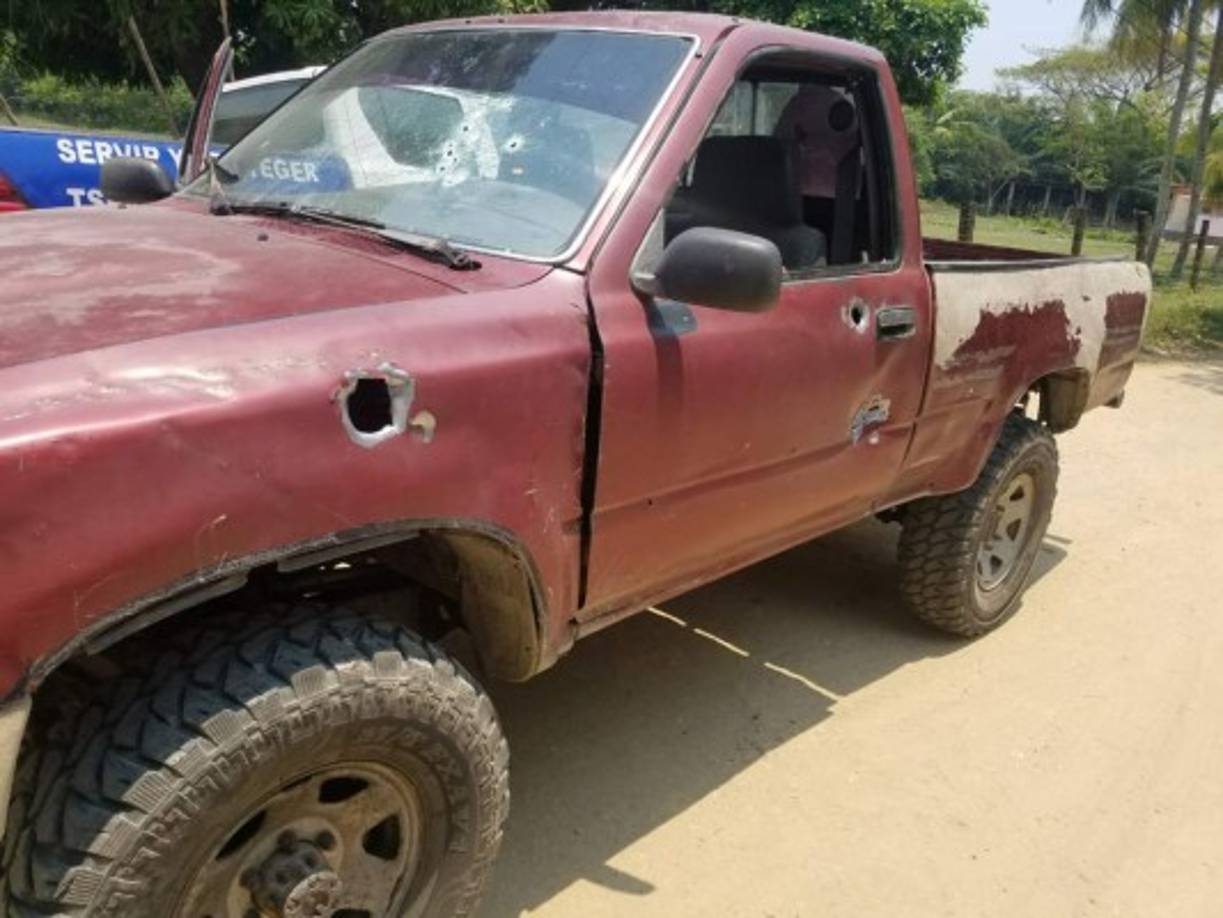 Un muerto y un herido dejó una emboscada en Puerto Cortés. Cuatro sujetos en una camioneta blanca acribillaron al conductor de un pick-up rojo que no fue identificado.