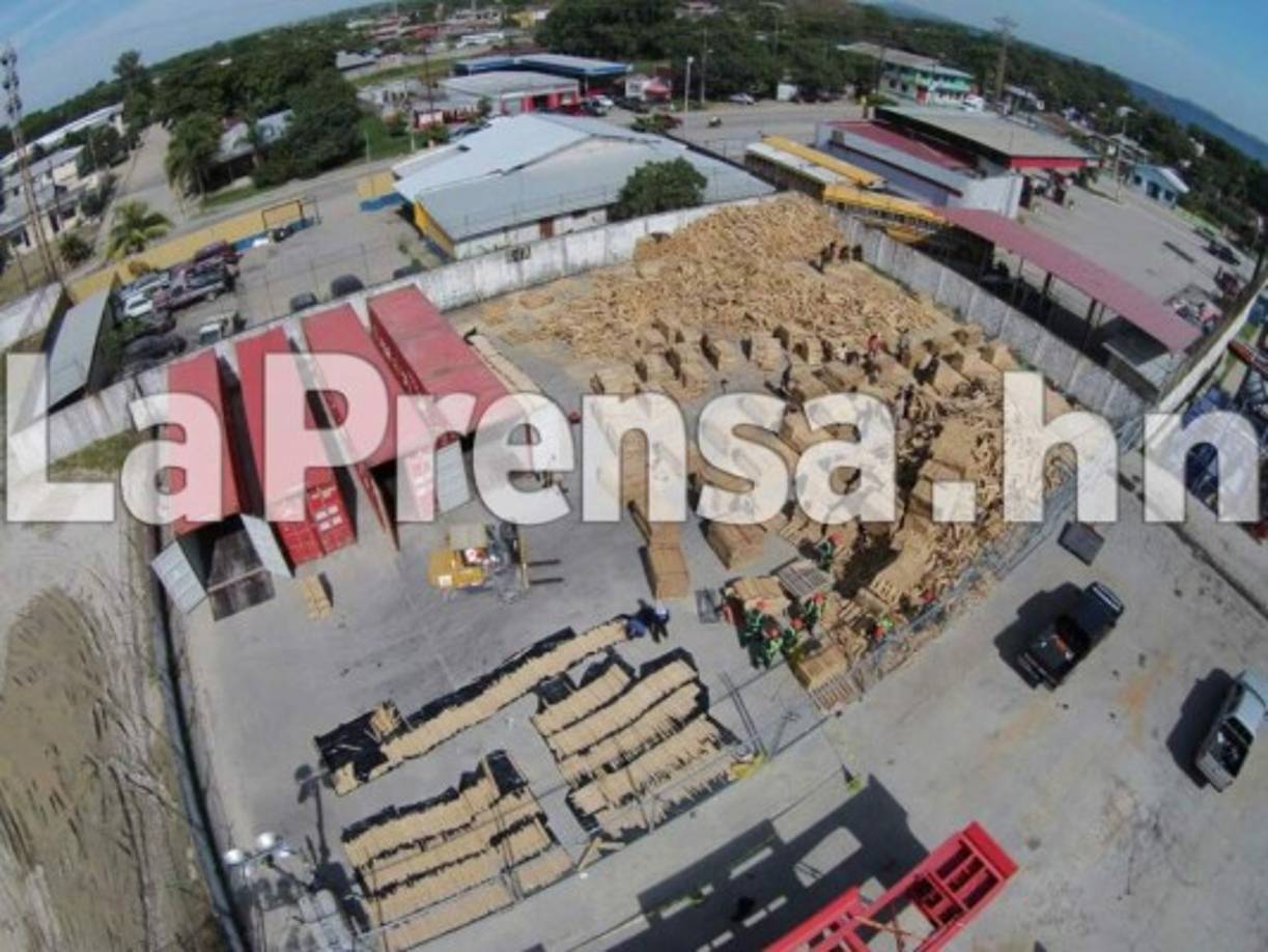 Una vista panorámica sobre el decomiso de drogas en contenedores de madera en la Empresa Nacional Portuaria de Honduras.