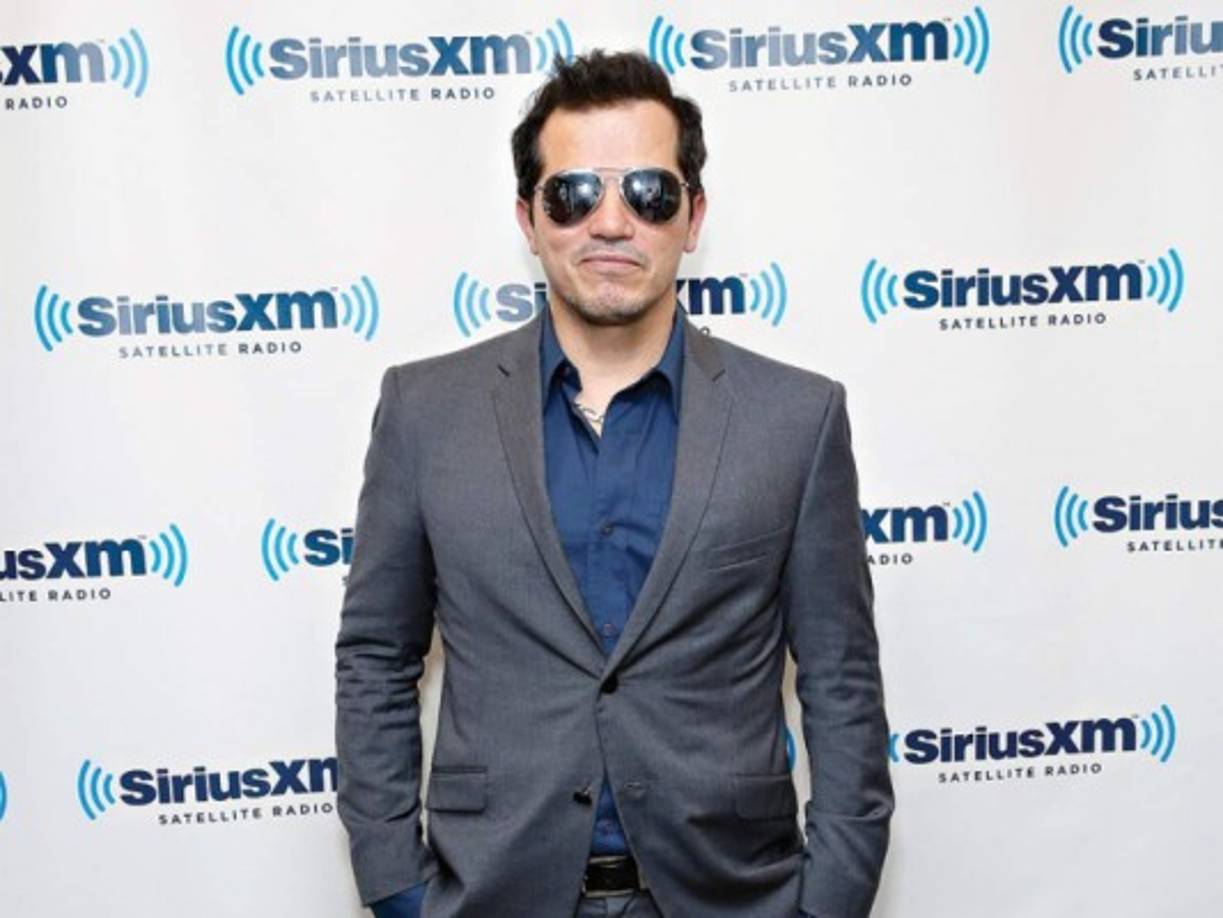 #6 John Leguizamo. La carrera de John Leguizamo en la industria del entretenimiento comenzó en un tren en Nueva York donde dio su primer presentación de improvización en vivo.