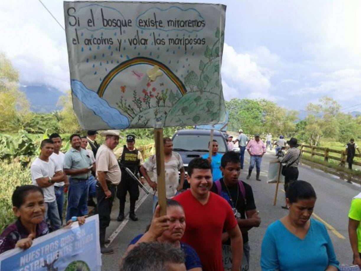 Pobladores se tomaron la carretera CA-13 a la altura del puente sobre el río Lean en Arizona, Atlántida.