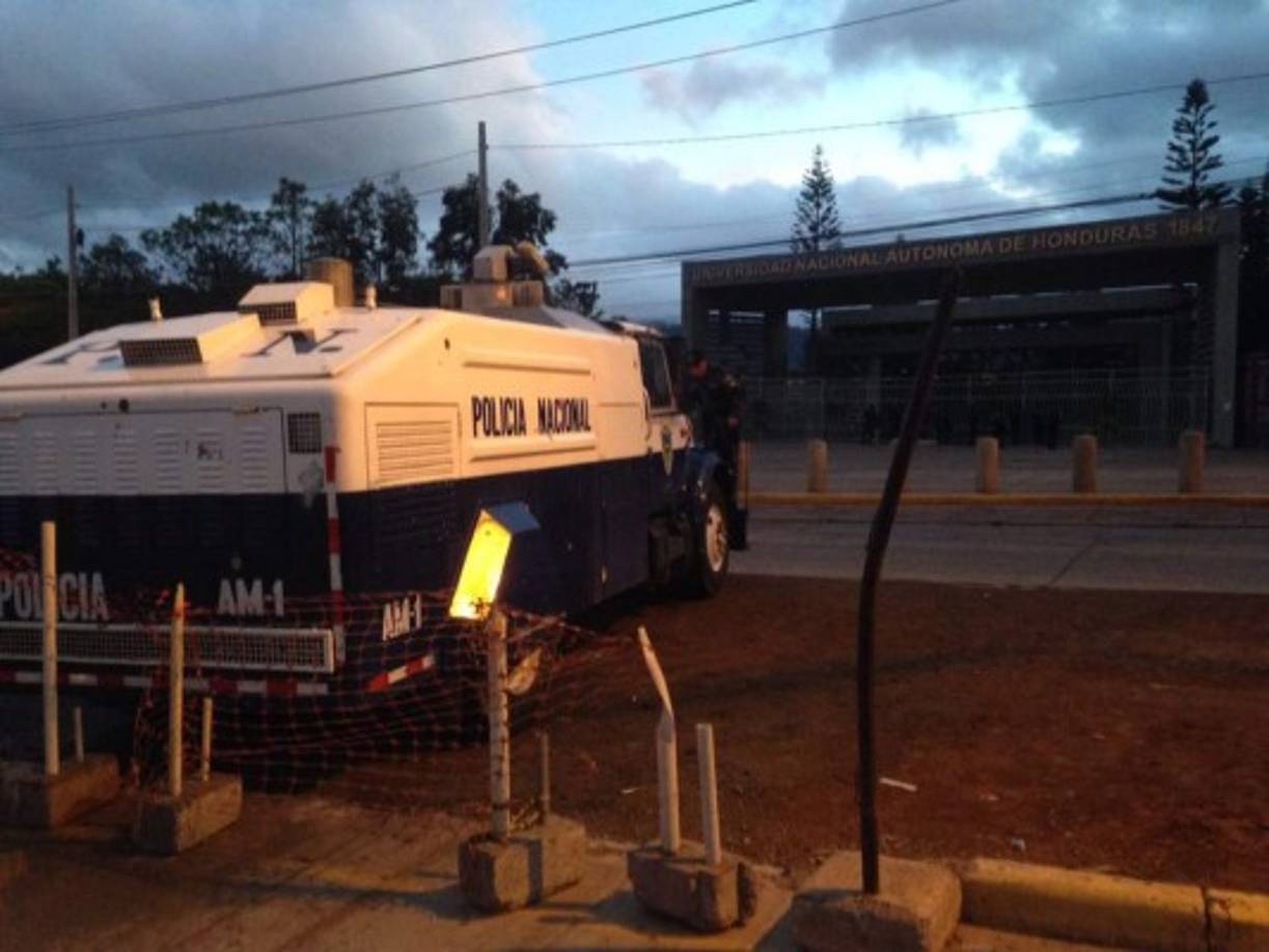 Desde las 5:00 am la Unah fue rodeada por policías antimotines y tanques lanza chorros de agua.