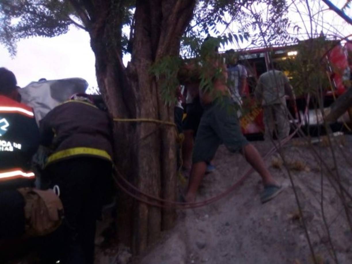 El conductor fue rescatado después de quedar atrapado tras sufrir un accidente de tránsito.