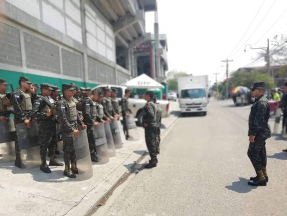 Elementos de la Policía Militar también llegaron a dar la seguridad en el clásico sampedrano.