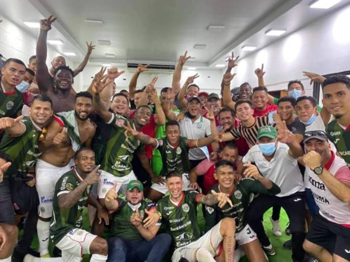 La fiesta del Marathón en el vestuario tras ganar al Olimpia en el Olímpico.