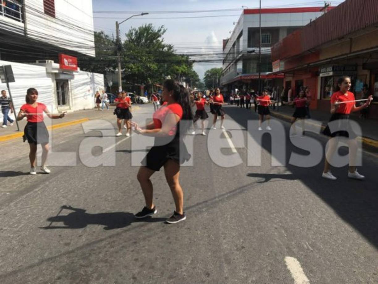 Las hermosas palillonas del instituto Técnico Hondureño acompañaron a los estudiantes de este reconocido centro sampedrano.