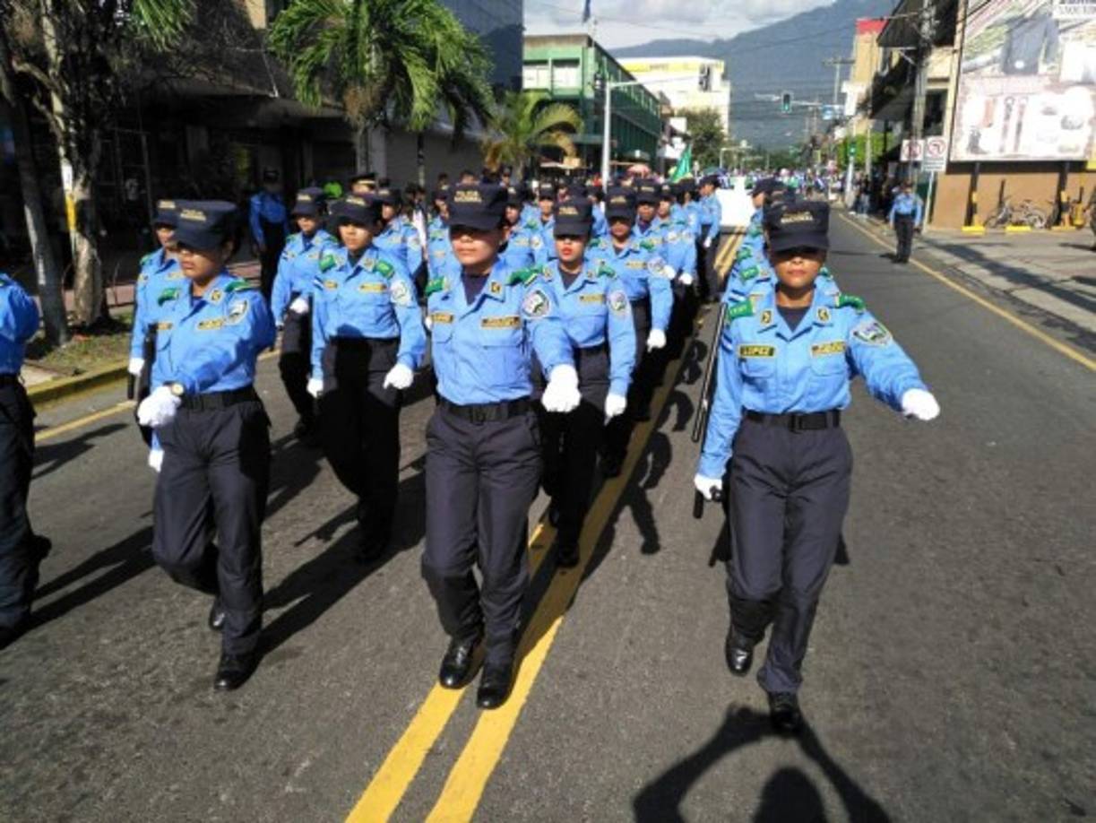 Las mujeres policía hicieron el recorrido por la primera calle de San Pedro Sula, mostrando su disciplina con paso firme.