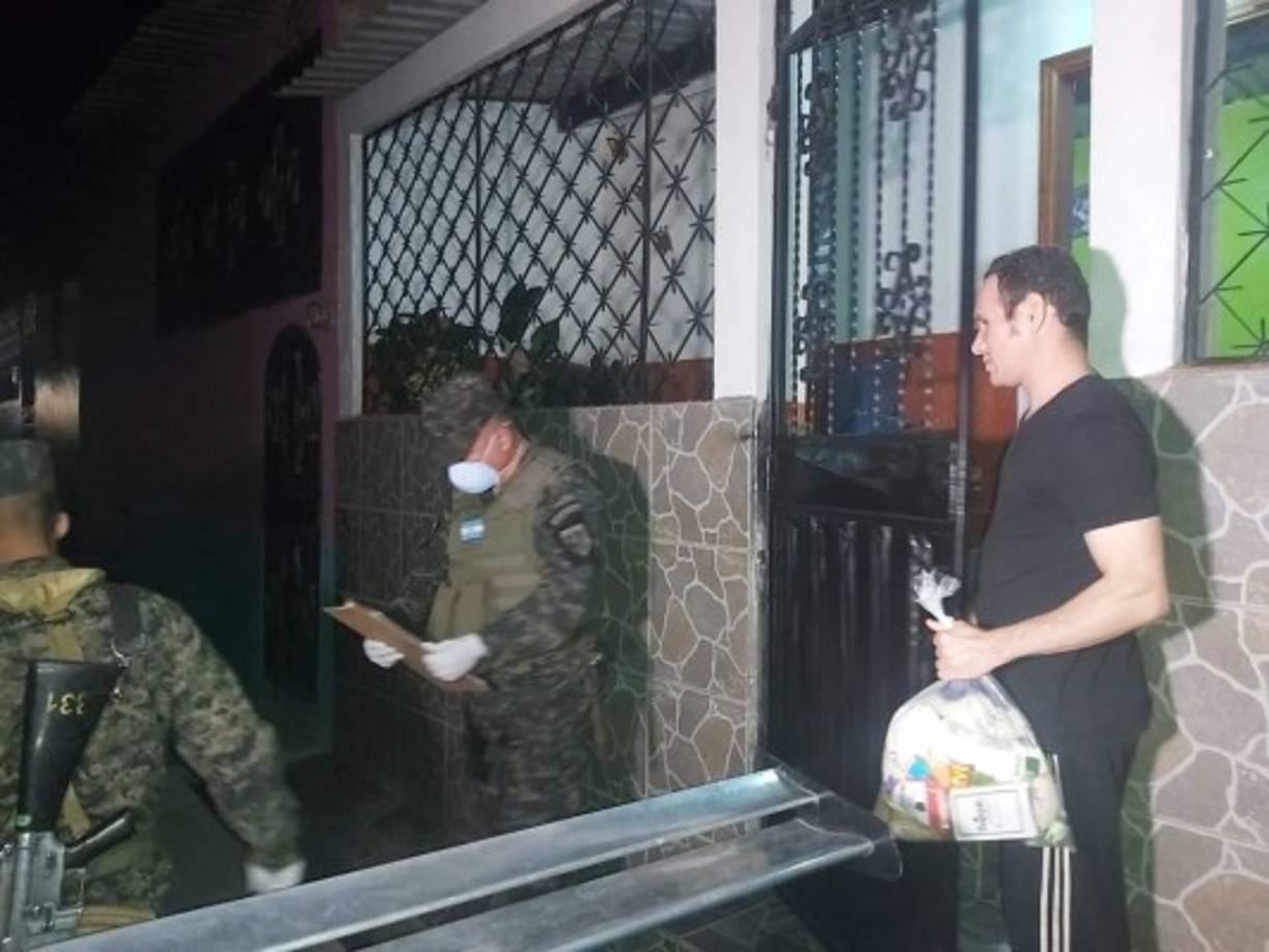 Los vecinos se alarmaron al mirar a la Policía que ingresaba repentinamente a la zona. Sin embargo, han tenido que acatar la medida.