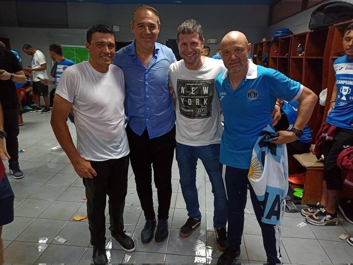 El cuerpo técnico del Motagua encabezado por Hernán ‘La Tota‘ Medina en el festejo íntimo en el vestuario.
