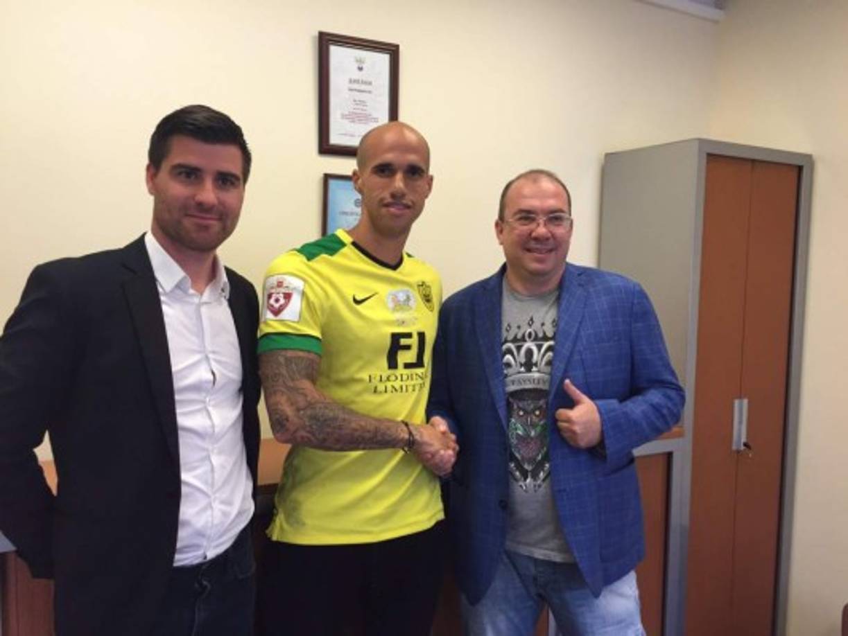 El extremo Gabriel Obertan llega libre al Anzhi y firma un contrato de dos años con el club ruso. El futbolista francés de 27 años terminó su contrato con el Newcastle al finalizar la campaña 2015-2016.
