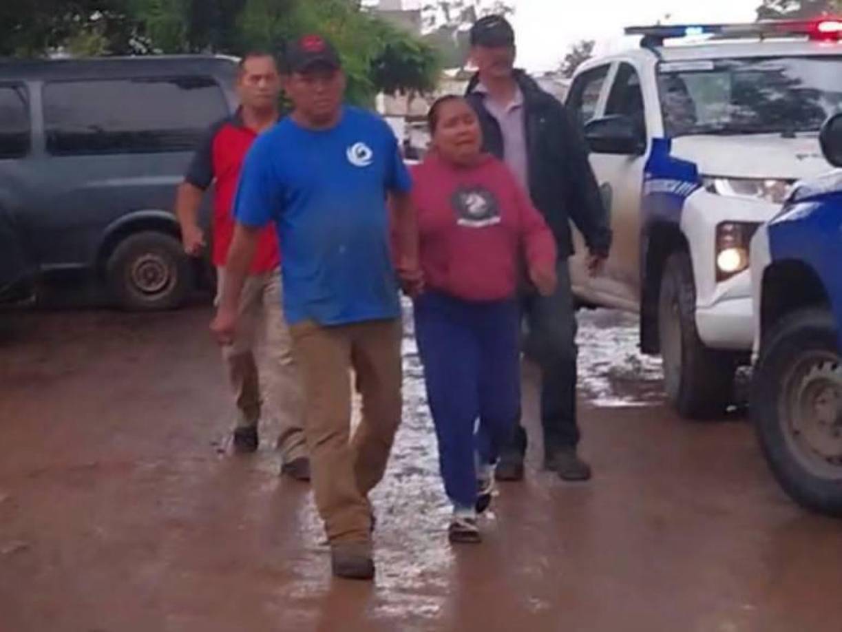 Las primeras investigaciones indican que, después de cometer el asesinato, el presunto agresor habría regresado al colegio.