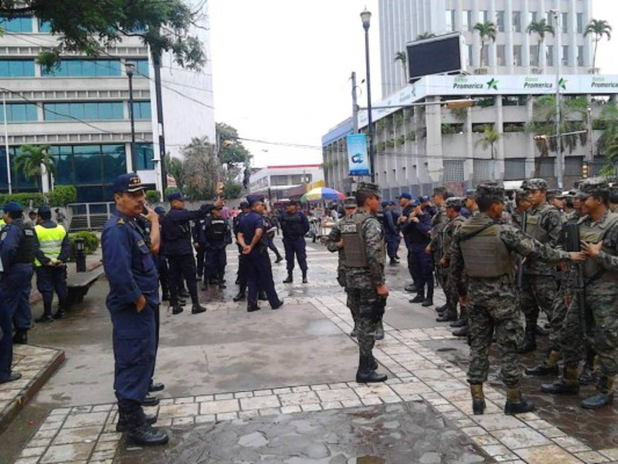 La Policía y el Ejército desplegaron a su personal desde tempranas horas para evitar disturbios.