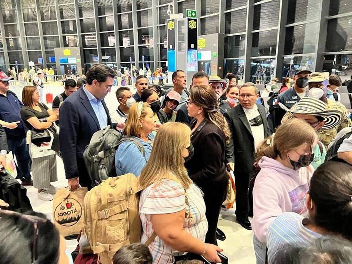 La presidenta Xiomara Castro regresará este día a Honduras luego de participar en la toma de posesión de Gustavo Petro, presidente de Colombia.Castro fue acompañada por el canciller Eduardo Enrique Reina y por su hijo y secretario privado Héctor Zelaya.