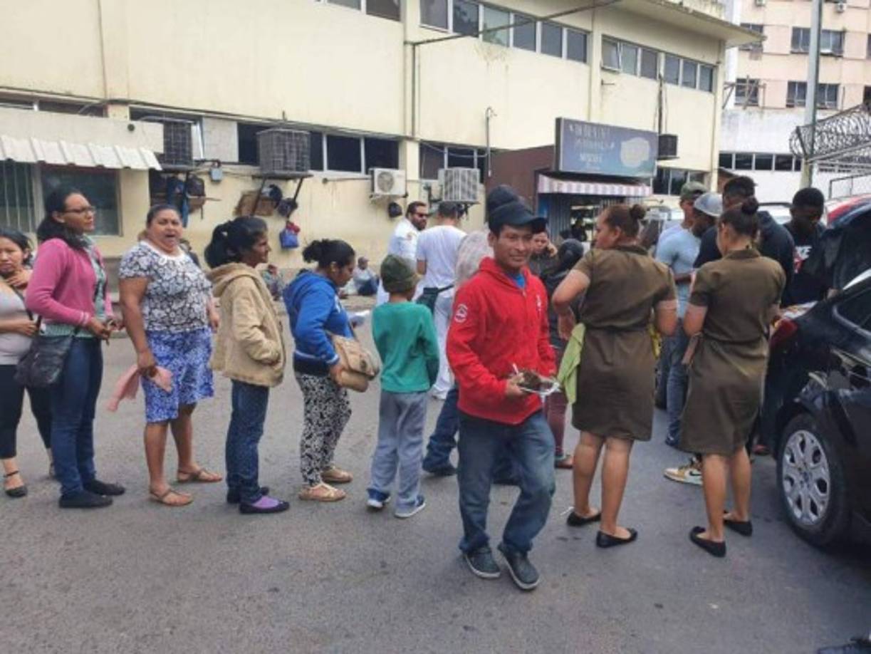 Las personas en el Hospital Escuela se mostraron agradecidas con Romell Quioto.