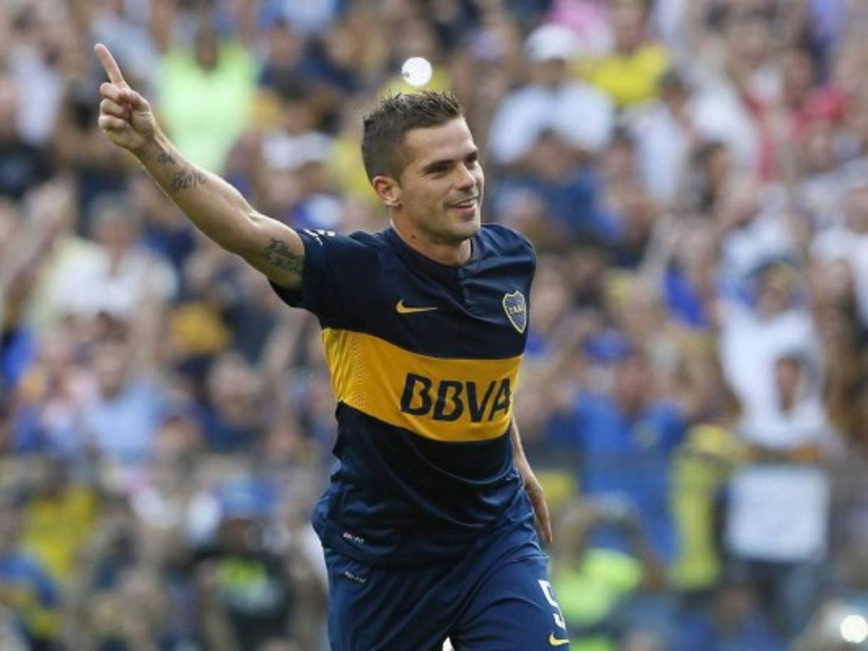 Tras hacerse con Carlos Tevez, China se interesa ahora por Fernando Gago. El centrocampista de Boca medita si dar el salto a la Super Liga china o permanecer en el club xeneize. El dinero del país asiático tienta al ex del Real Madrid, aunque en la Bombonera tienen la esperanza de que el jugador termine rechazando la oferta china y permanezca en el club.