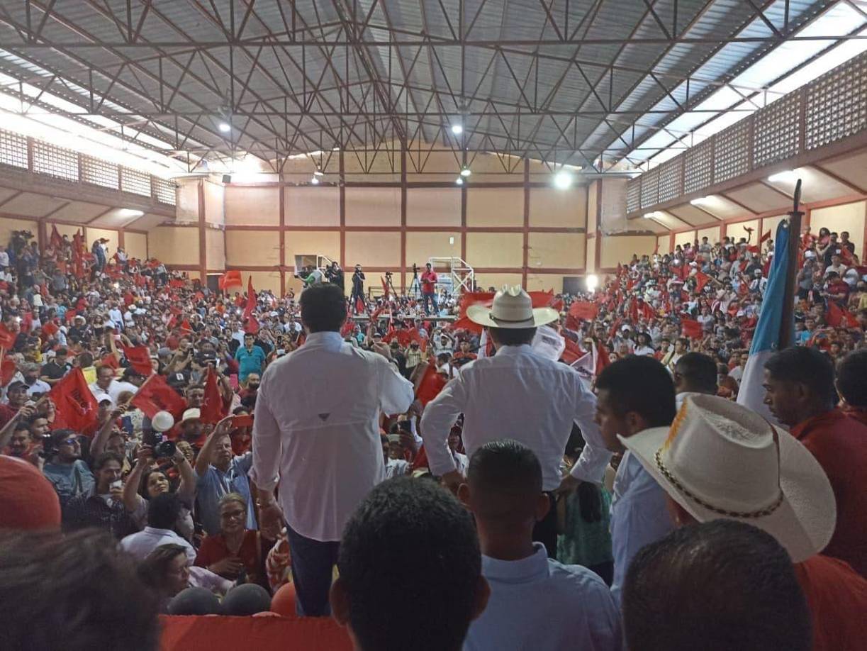 Zelaya aseveró que las bases “son las culpables”, porque motivan a las personas y promueven su popularidad para que busquen lanzar candidaturas presidenciales. 