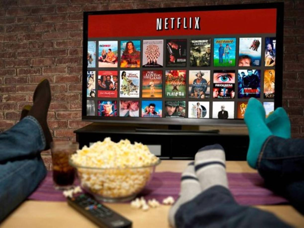 Si eres de los que les gusta quedarse en casa, te dejamos las películas y series de Netflix que puedes compartir en familia.