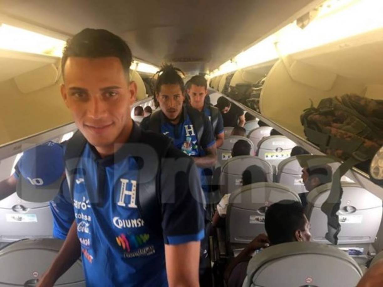 Muy animados se mostraron los seleccionados durante el vuelo.
