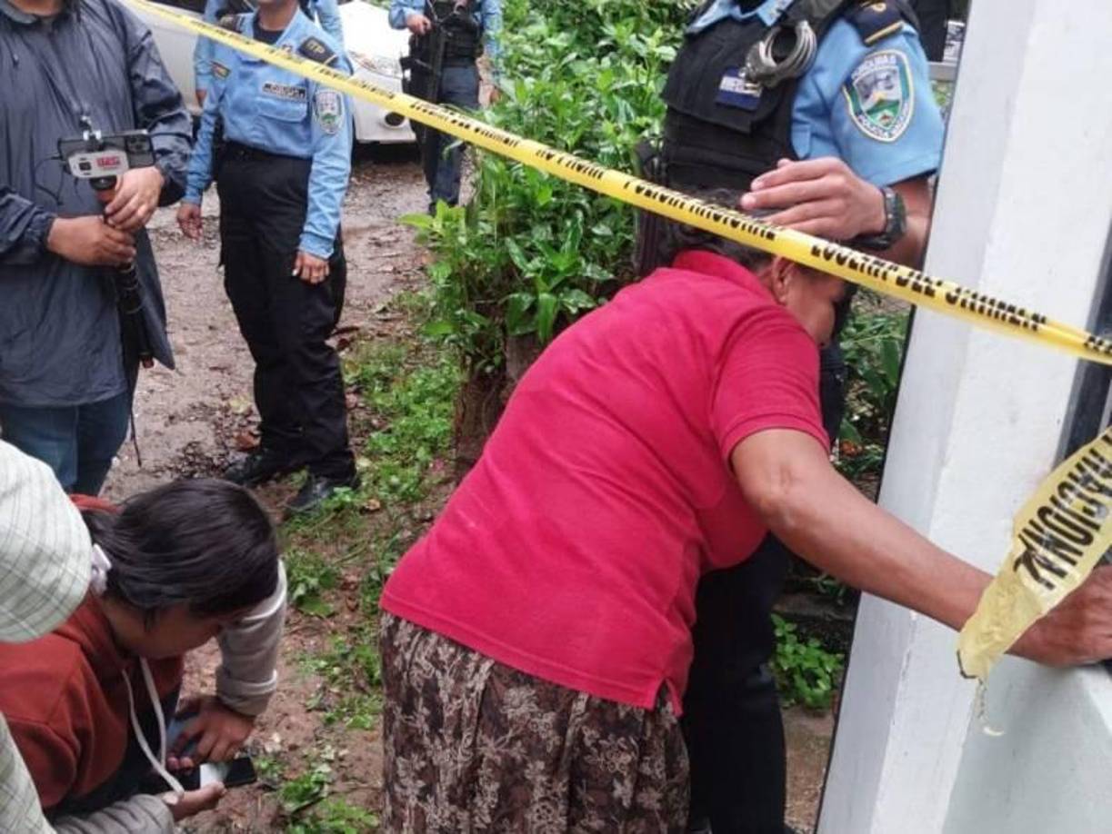 La tía y la abuela de Richard Daniel Ávila Nieto, fueron las primeras en llegar al sitio donde quedó tendido el cuerpo del estudiante del Instituto Jesús Milla Selva, minutos después llegó su madre, quien, en medio de desgarradores gritos, lamentaba la pérdida de su hijo de tan solo 14 años.