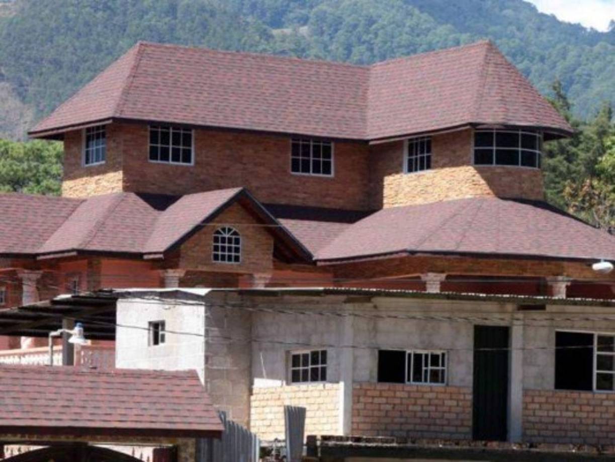 Ellos y sus familiares han vivido con todas las comodidades en grandes mansiones de lujo ubicadas en zonas exclusivas del país. Todo ese dinero invertido es producto de la extorsión a transportistas, dueños de negocios y personas particulares.