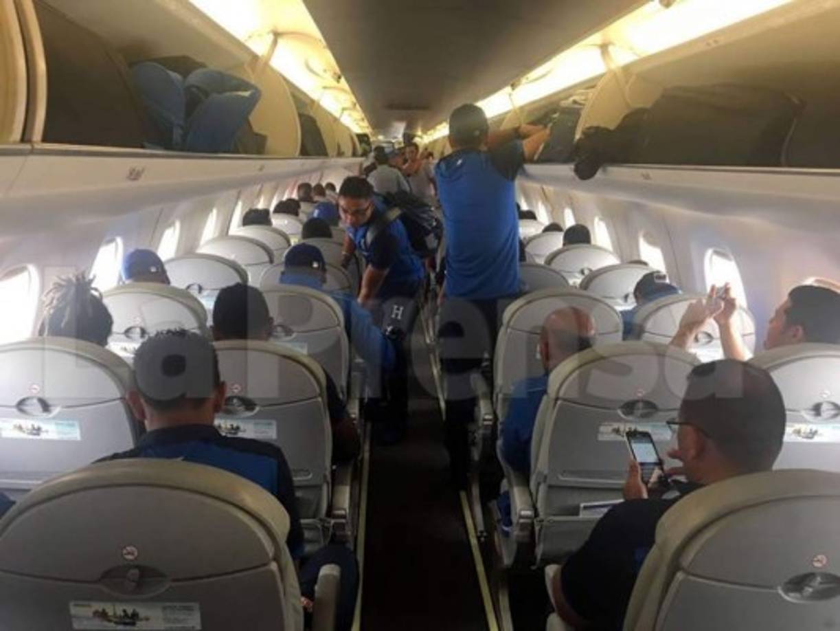 Los jugadores colocando sus maletas antes del viaje.