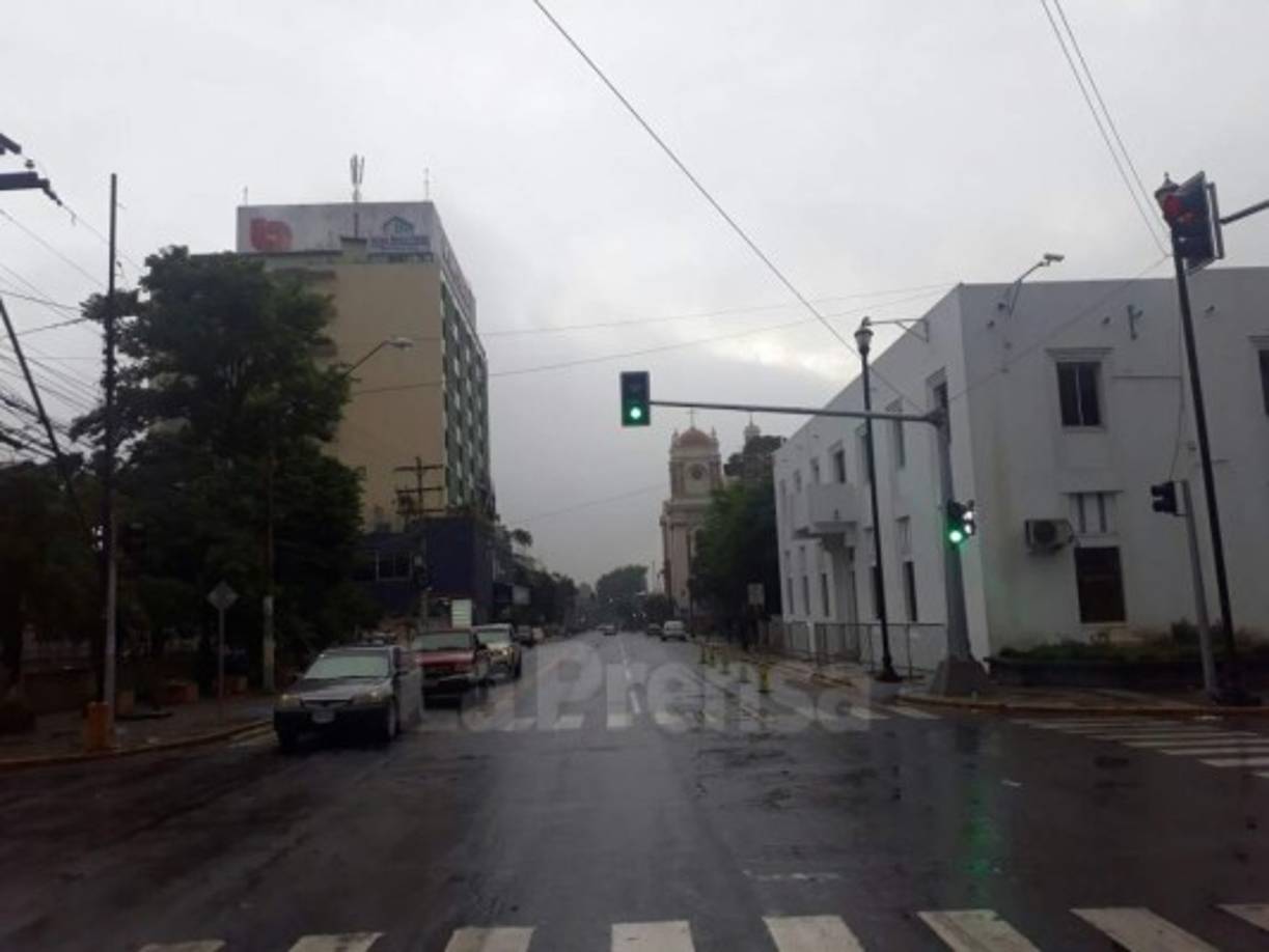 San Pedro Sula comienza su día tras el toque de queda establecido ayer en la noche tras un día lleno de violencia, con saqueos y vandalismo extremo.