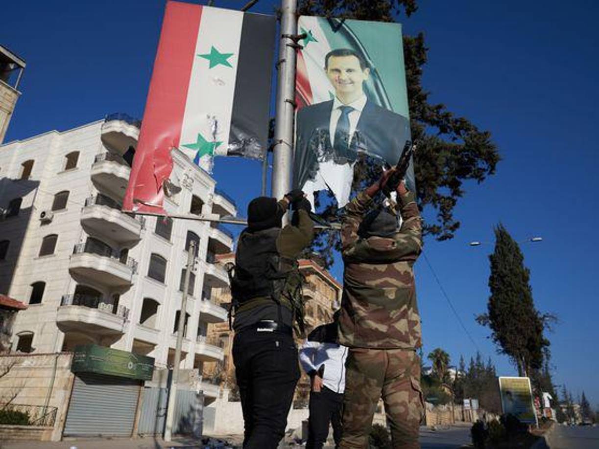 La ofensiva liderada por la alianza islamista -integrada por la exfilial de Al Qaeda en Siria, el antiguo Frente al Nusra- ha cumplido con sus promesas de “liberar” el noroeste del país árabe de Al Asad, cuyo Ejército ha hecho aguas en un momento especialmente delicado para las milicias proiraníes que le apoyan, como el grupo libanés Hizbulá.