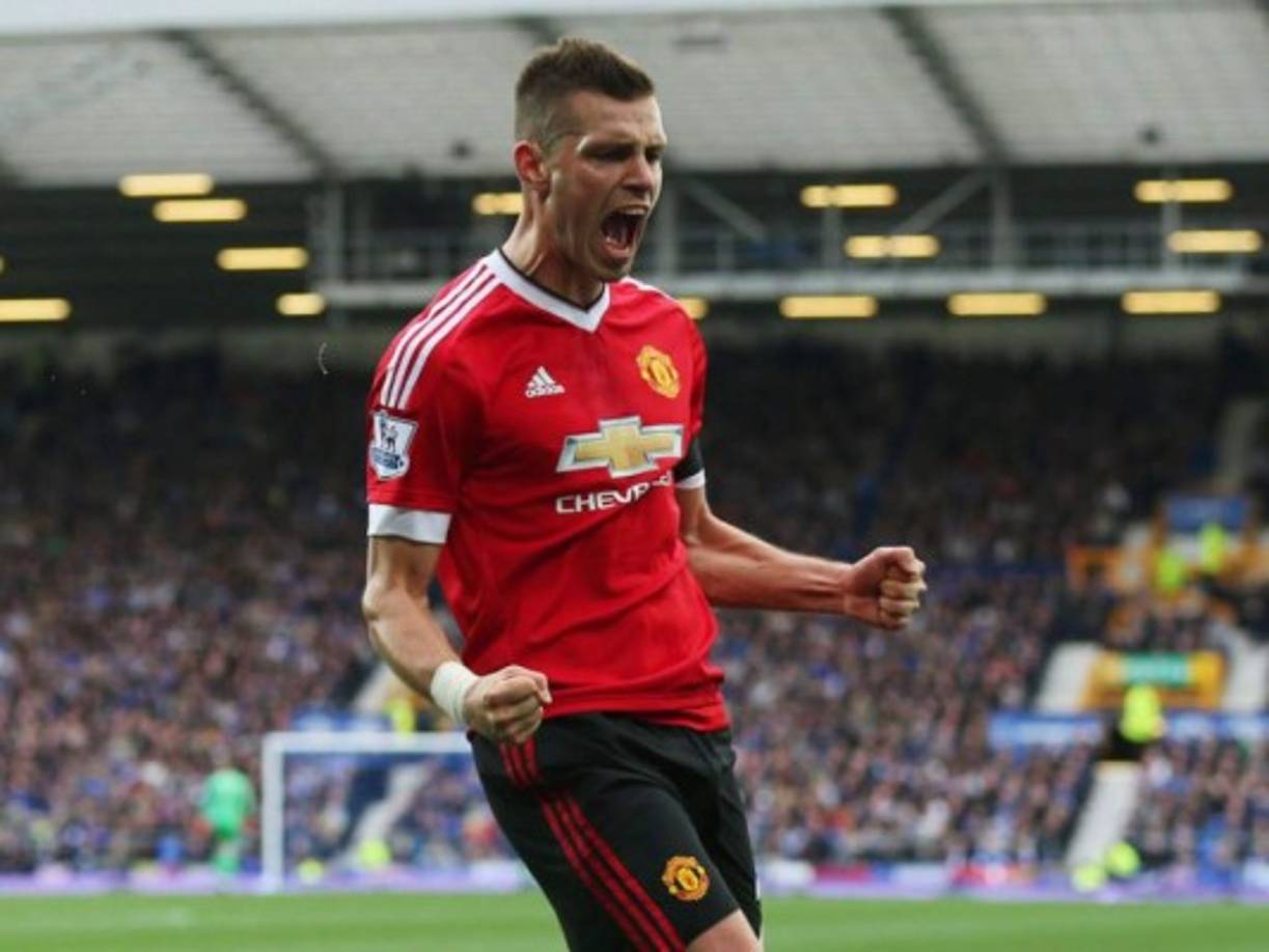 Morgan Schneiderlin se convertirá próximamente en jugador del Everton FC, según ha adelantado la cadena BBC. El Manchester United habría aceptado una oferta por lo que el cub de Mourinho reporta la primera salida.