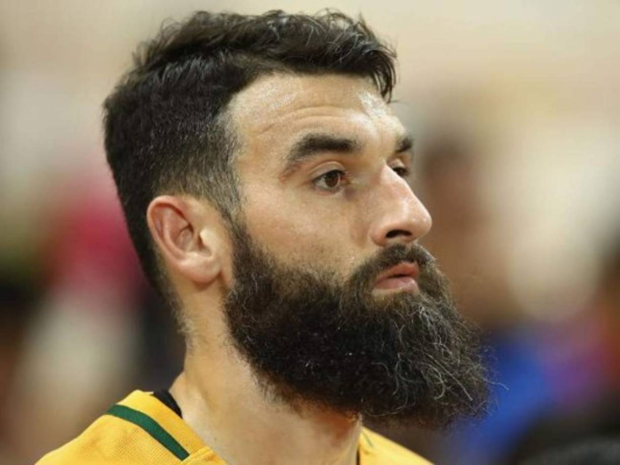 Mile Jedinak: Juega de mediocampista en Aston Villa de la FL Championship de la segunda de Inglaterra