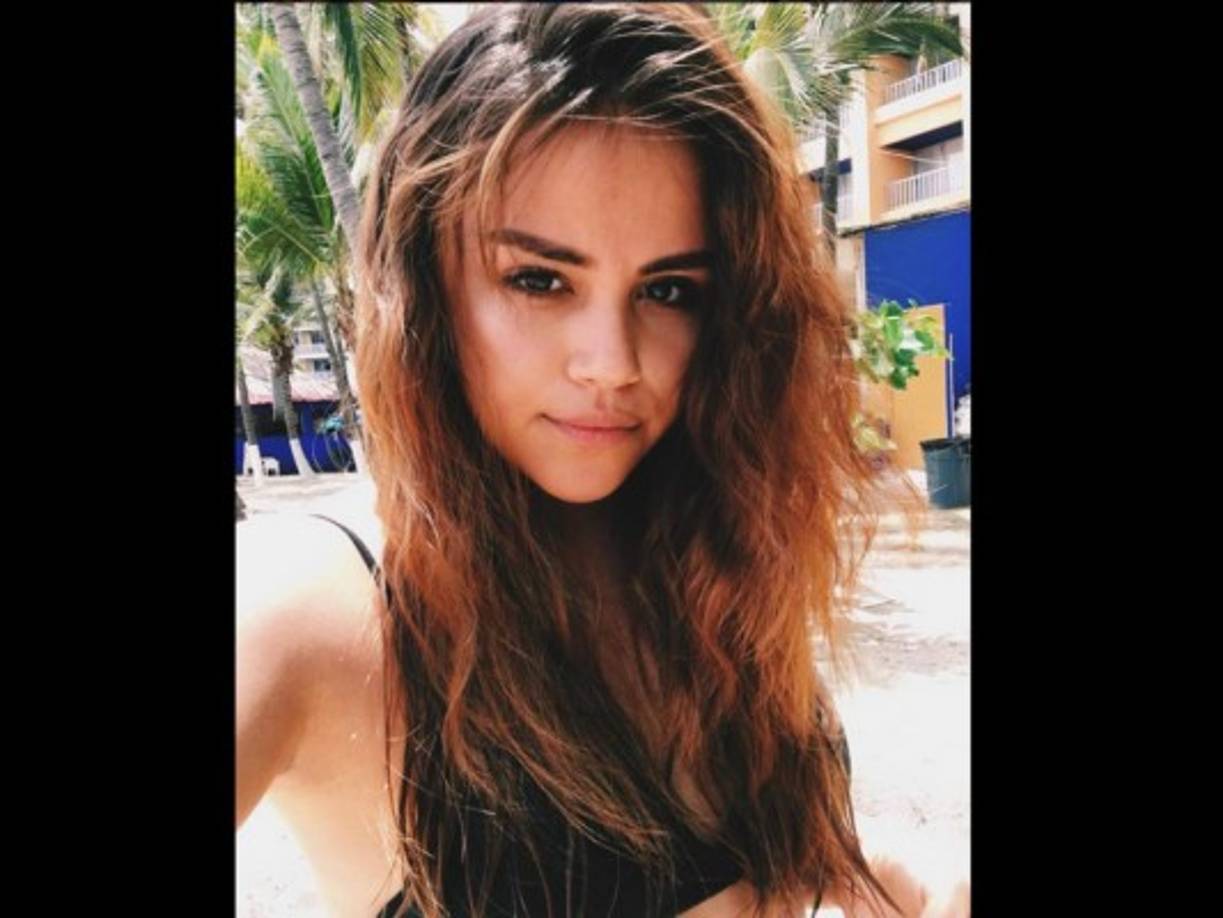 Sin maquillaje aún se parece a Gómez.