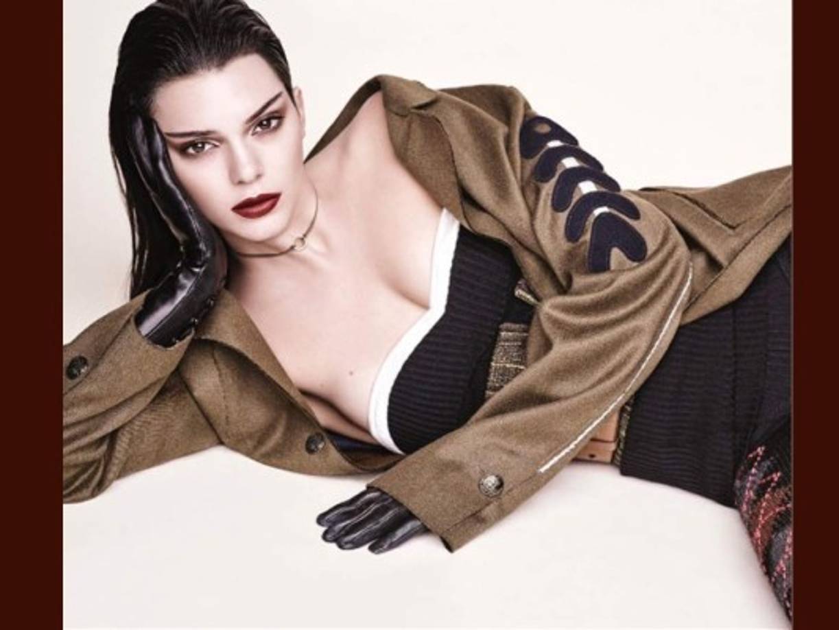 La modelo ha creado controversia al mostrar 'extrema delgadez' en una foto y dejar ver sus pezones.