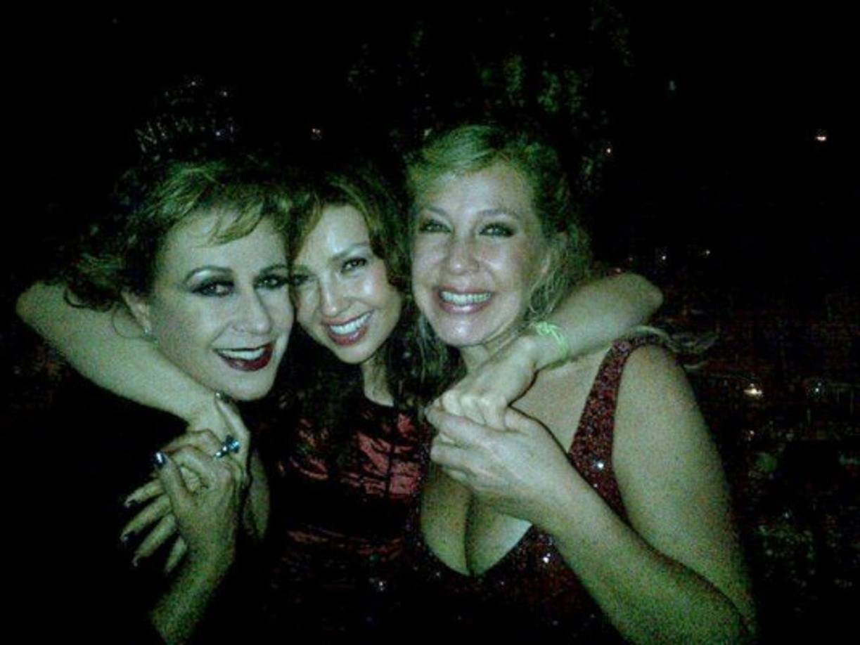 Secuestran a sus hermanas<br/>Durante la promoción de su séptimo álbum de estudio, Thalía, lanzado en 2002, las hermanas de la celebridad, Laura Zapata y Ernestina Sodi, fueron secuestradas en el mes de septiembre en Ciudad de México, y liberadas en octubre de ese mismo año tras un pago. Ernestina confirmó en su libro de memorias, Libranos del Mal, que fue Thalía quien pagó el rescate de ella y Laura, pero en lugar de que el evento las volviera más unidas, sólo ocasionó muchos pleitos que terminaron por mantenerlas separadas hasta la fecha.<br/>